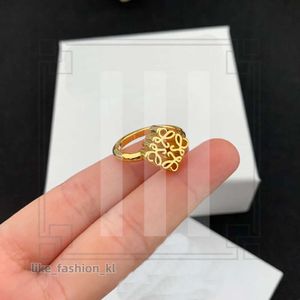 Lowew Top Ring New Fashion Ring Anagram Pendant Loeweee Collier asymétrique Femmes Bracelet Rétro Brass 18K Gold Plated Ear Hoop Ladies Designer Bijoux Loe 388