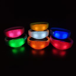 Bracelet en silicone brillant Bracelet lumineux LED clignotante Fournitures de fête Rave Concerts Faveurs d'anniversaire Bar Atmosphère accessoires Couleur unie