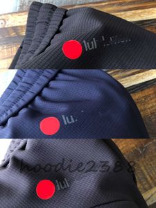 LU Logo rouge Pantalon de survêtement décontracté pour hommes avec lettres noires, tissu Daphné composite en treillis Rubik, pantalon de créateur, pantalon de survêtement, logo complet, pantalon décontracté qd322879