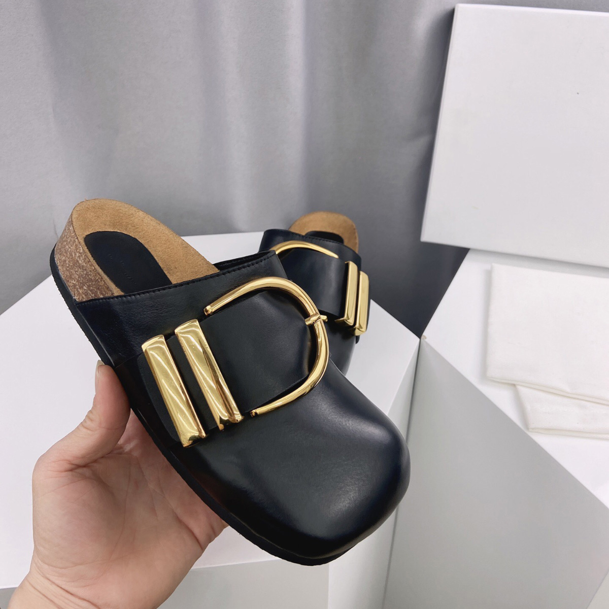 XE Slipon Khaite Downing Gold-Tone Thompson Buckled Leather Mules 슬리퍼 Luxe Slip-On Clog Beach Shoes 둥근 폐쇄 발가락 여성 디자이너를위한 캐주얼 아파트