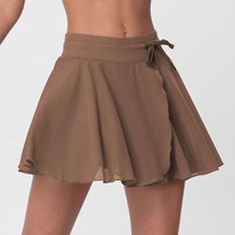 Lu Skirt Designer Women Women de alta calidad Faldas de moda de lujo de primavera/verano Vacaciones de dos piezas Anti Glare Sports Tennis corta Falda delgada