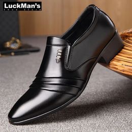 LuckMan Zapatos de vestir para hombre Cuero de PU Moda Hombres Mocasines de vestir de negocios Zapatos negros puntiagudos Oxford Zapatos de boda formales transpirables 240102
