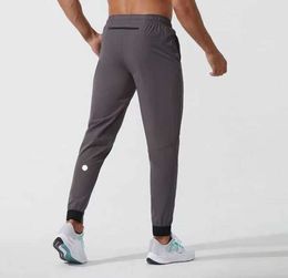 Lululemen Короткие брюки Йога Экипировка Jogger Sport Быстросохнущие спортивные штаны с карманами на шнуровке Спортивные штаны Брюки Мужские повседневные эластичные талии Фитнес-мужские тренировочные брюки 564