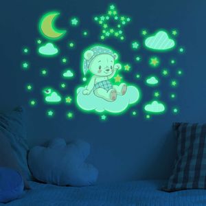 Autocollants muraux ours de dessin animé lumineux sur les étoiles du nuage, sparadrap muraux qui brillent dans la lumière verte foncée, chambre de bébé, chambre d'enfants et de chambre d'enfant