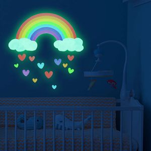Autocollants muraux lumineux colorés en forme de cœur arc-en-ciel, qui brillent dans la nuit, sparadrap muraux pour chambre d'enfants, décor décoratif de plafond pour chambre à coucher, pvc