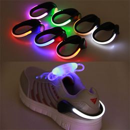 Luminoso LED Flash Light Shoe Clip Party Favor Clips de seguridad CLIPS DE SEGURIDAD NIGHT SPORT Running Cycling Walking Gear Shuffle Melbourne Dance Shoes Accessories Hy0232