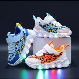 Lichegelijke sneakers voor meisjes cartoon dinosaurus jongens lichten schoenen ademende gaas licht lopen sneakers baby kinderen casual schoenen 240511
