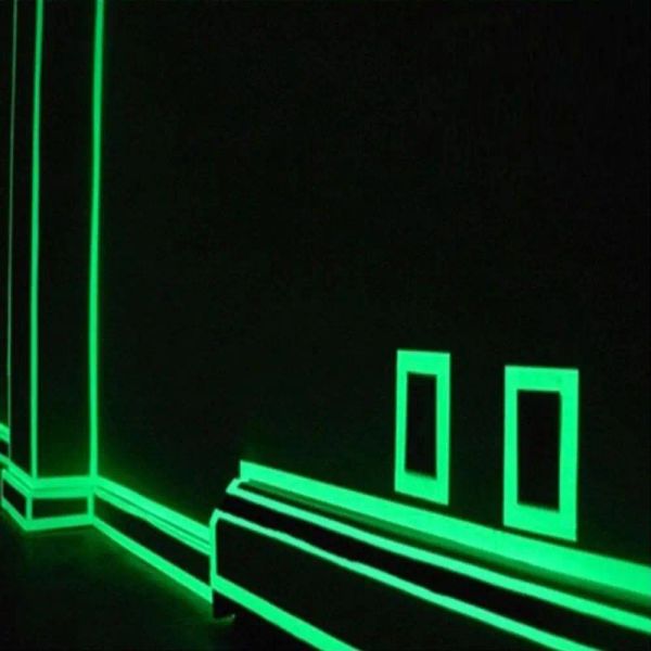 Cinta luminosa resplandor verde en la cinta de advertencia oscura escalera de luz en la escalera antideslizante cinta fluorescente reflectante decoración del hogar