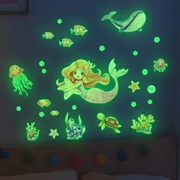 Lumineux sous-marin sous-marin autocollants sirènes sur le mur décor de la maison brillance dans un autocollant sombre pour bébé chambres pour enfants fond d'écran 240401