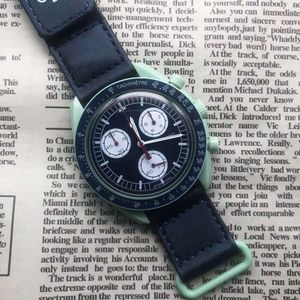Lunar Mercury Co Branded Planet Space Time Six Aedle Quartz Watch est populaire