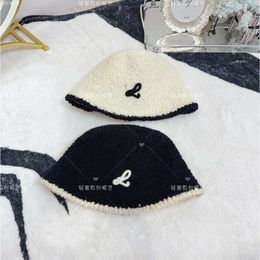 Luo Jia's 23 Autunno e Inverno Nuova Lettera Ricamo Pescatore Agnello Capelli Fragranza Moda Minimalista Cappello a secchiello Mostra Piccolo Volto