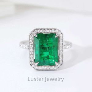 Glans unieke betrokkenheid 2Ct op maat ontworpen 14K verborgen Halo Green Lab Grown Emerald Gold Moissanite Ring voor vrouwen