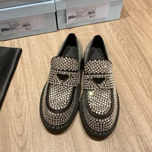 Pisos de salón de lujo Zapatos de plataforma con adornos de cristal Delantal dedos del pie Mocasines sin cordones mujeres diseñadores de lujo Logotipo de triángulo Placa zapato de tacón de bloque grueso