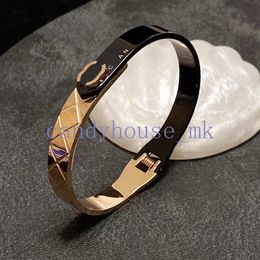 Luxey 18K Gold Bangle Designer Designer armbanden Charm Crystal Rhinestone Bracelet Brief Letter Steel Seal Titanium roestvrijstalen liefhebbers Kerstcadeau sieraden