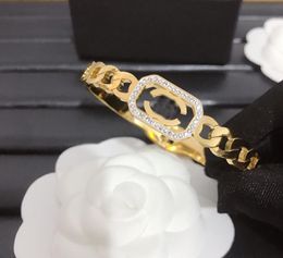 Luxuey Diseñador 18K Chapado en oro Brazalete de plata Pulseras Charm Crystal Rhinestone Pulsera Marca Carta Titanio Aceros Amantes Joyería del día de San Valentín