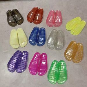 Lujos Diseñador clásico Mujer Hombre Sandalias Zapatillas de goma Sandalias de gelatina Playa Zapato plano informal Alfabeto Colores del caramelo Zapatos transparentes romanos al aire libre 35-46