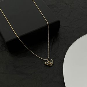 luxuriou charme vrouwen gouden ketting eenvoudige veelzijdige emaille hartvormige letter inlay ontwerp Mode prachtige ontwerper elegante sfeervolle Lady sieraden hanger