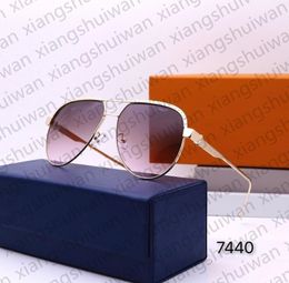 Gafas de sol lujosas y únicas para mujeres Lvvvvvvv Designer Gafas de sol para hombres al aire libre 7440 y 7481 Serie 14 colores Opcional se ve ordenado en Windy Jany Netflix