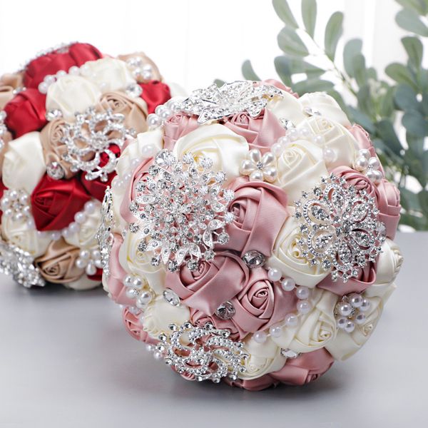 Ramos de boda de flores artificiales de lujo para novias, broche de dama de honor, Quinceañera, ramo dulce de 15 con cristales de diamantes de imitación, rosas de satén, cinta y perlas