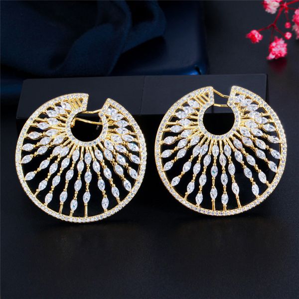 Lujosos aretes grandes flabellados Aretes de diseño de oro con circonita cúbica AAA Joyería de plata de ley 925 Pendiente de diamante blanco para mujer Tamaño de regalo 4 cm