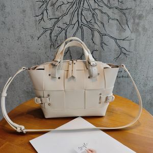 Fourre-tout en cuir tissé classique luxueux : sac à main en cuir véritable haut de gamme pour femme – Moto à bandoulière et à bandoulière à la mode.