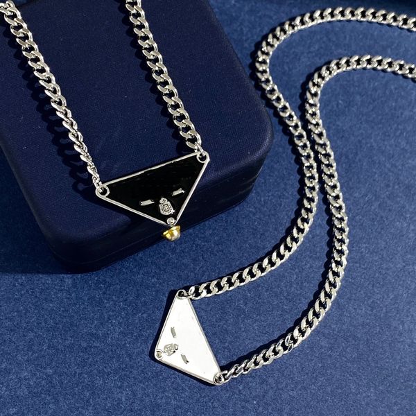 Diseño lujoso triángulo isósceles Collares pendientes Moda para hombre Mujer Triángulo invertido Diseñadores de letras Collar de cadena de clavícula Regalos de joyería PN1 --03