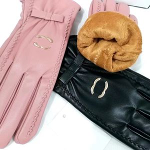 Guantes de letras de marca de diseñador de lujo para invierno y otoño Moda Mujer Mitones de cachemira Guante Encantador Deporte al aire libre Inviernos cálidos Guantes de cuero 3 estilos