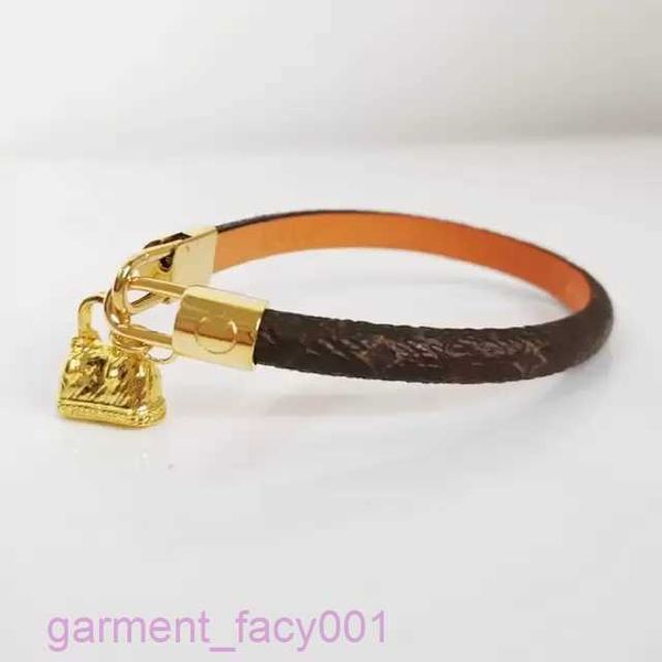 Bijoux de créateurs de luxe pour femmes, bracelet en cuir avec serrure en forme de cœur, breloques en PU, motif de fleur à quatre feuilles, pendentif de sac en or suspendu