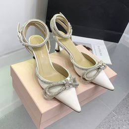 Mach Satin Bow Slingbacks Pompes Crystal Embelli Chaussures de soirée 65mm Talons aiguilles Sandales Femmes Chaton Talon Designers de luxe Bride à la cheville Chaussure habillée avec boîte