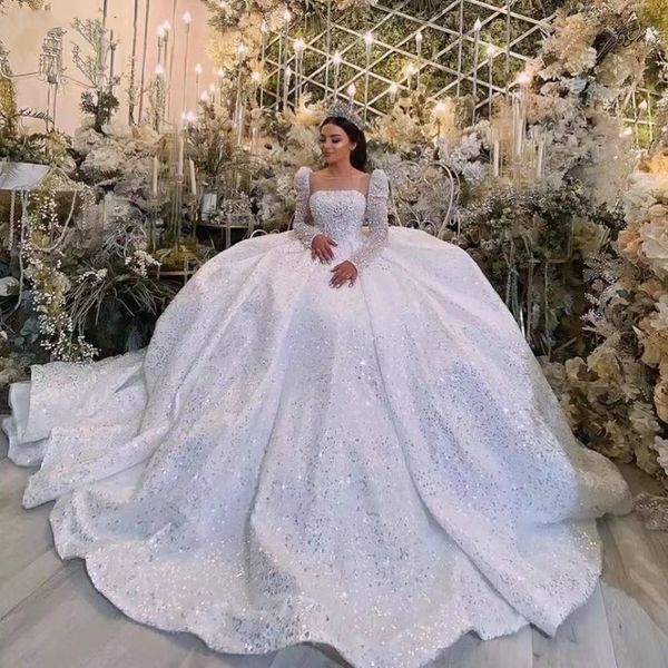 Robes de mariée de robe de balle de luxueuse cristaux complets 2024 Bling Plus taille des robes de mariée Appliques à manches longues