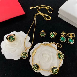 Luxueuze groene kristal hanger ketting v letter logo armband oorring ringen dame sieraden sets vrouwen bruiloft verjaardagsfeestje cadeaus vlts1--02