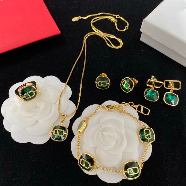 Luxueux Vert Cristal Pendentif Collier V Lettre Logo Bracelet Boucle D'oreille Anneaux Lady Bijoux Ensembles Femmes De Mariage Fête D'anniversaire Cadeaux VLTS1--02