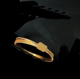 Joyas de lujo Diseño único Brazalete de dos vueltas Banshee Grecia Patrón de meandro Medusa Retrato de cabeza 18K Chapado en oro Pulseras de medusas para mujer Joyas de diseñador