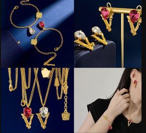 Luxueuze letter v armbanden tarweoor druppel ingelegde ruby ​​crystal bloemen reliëf kettingen armband set medusa portret banshee 18k goud vergulde designer sieraden hghf