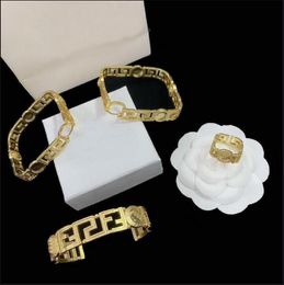 Luxuoso novo design colares oco pulseira 18k banhado a ouro colar pulseira brincos femininos conjuntos estilo neutro designer jóias presente xm012