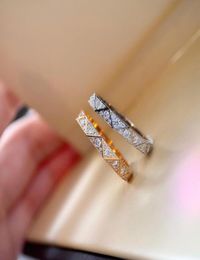Luxe kwaliteit punkband ring met rhombusvorm en sprankelende diamanten in 18k roségoud en platinaring voor vrouwen bruiloft Jewe5981419
