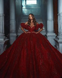 Robe de mariée rouge luxueuse, épaules dénudées, en dentelle, volants et paillettes