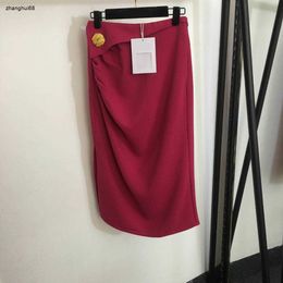 Jupe de créateur luxueuse pour femmes, vêtements d'été pour dames, boutons élégants, taille haute et jupe fendue de qualité, 15 janvier