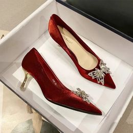 Luxurious Women Red 124 Tacones Rhinestone Weddal Bridal Sexy Tacs delgados Pombas para mujeres Comfor Mid-Coined Dress Shoes 240125 'S Mid-Ed 498' s Mid-Ed Mid-Ed