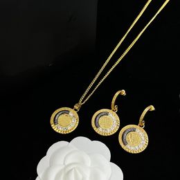 Luxurious Women Suprand Collares de perforación Anillos de arete Conjunto de horquilla Banshee Medusa Retrato de 18 km chapado en oro nuevo diseñador de diseñador de diseñadores FVV-303