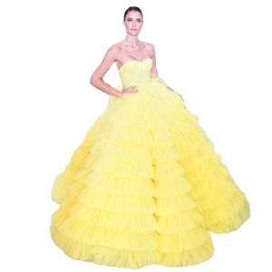 Robes superposées jaunes luxueuses, robe de célébrité froncée en cœur, robes de soirée à plusieurs niveaux, 326 326