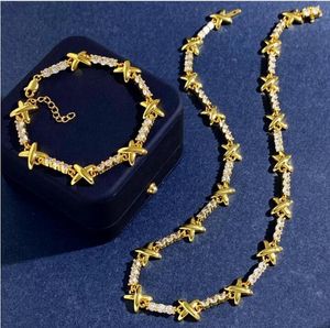 Luxueux zircon incrusté des diamants complets Collier féminin Gold et argent Interlacé de lettre x bracelet câlins bisous