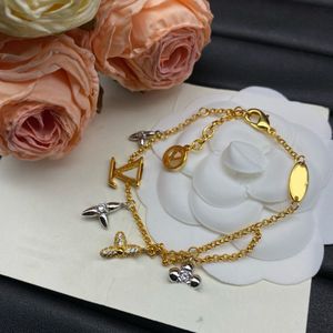 Luxe 18k goud, designerarmband, hoogwaardig messingmateriaal, goud en zilver matching, mode, damesarmband, bloemen, alfabet, klassieke elementen, verjaardagscadeau