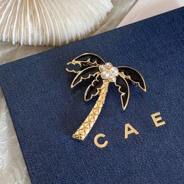 Luxe 18K vergulde broche-merkontwerper Nieuwe kokosboomvormige modieuze broche hoogwaardige sieraden charmant meisje hoogwaardige broche matching box