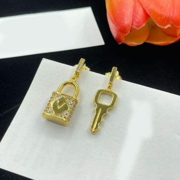 Luxury 18 km plaqué Classic Crystal Letter Key Lock Roule d'oreille Boucle d'oreilles Boucle d'oreille Boucle d'oreille Boucle d'oreilles de créateurs originaux