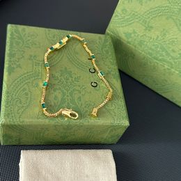 Bracelet de créateur à plaques or de luxe 18 km de conception de longue chaîne classique pour filles élégantes bracelet de haute qualité bracelet de haute qualité en diamant vert incrusté