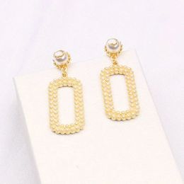 Boucles d'oreilles plaquées or 18 carats de luxe Lettres de créateurs Boucle d'oreille Dangle Chaîne en cuir Marque Bijoux Femmes Accessoires Fête Amoureux de mariage Giftk5