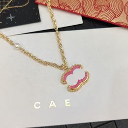 Luxury 18k collar de oro diseñadores de marcas diseñadores de lujo para mujeres carismáticas con pequeñas joyas de alta calidad con incrustaciones en la caja del collar