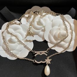 Collier plaqué or de luxe 18 km de marque de marque de nouveaux bijoux, petit collier pendentif avec une boîte de collier pour femmes à la mode en affaire de haute qualité à la mode