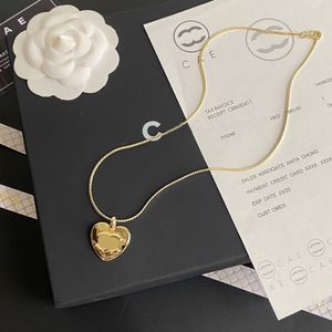 Collier de collier plaqué or de luxe avec conception de pendentif en forme de cœur Collier de haute qualité à la mode charmante